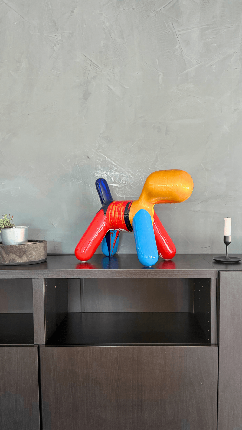 Statue chien déco contemporaine colorée en résine, style Pop Art moderne et ludique